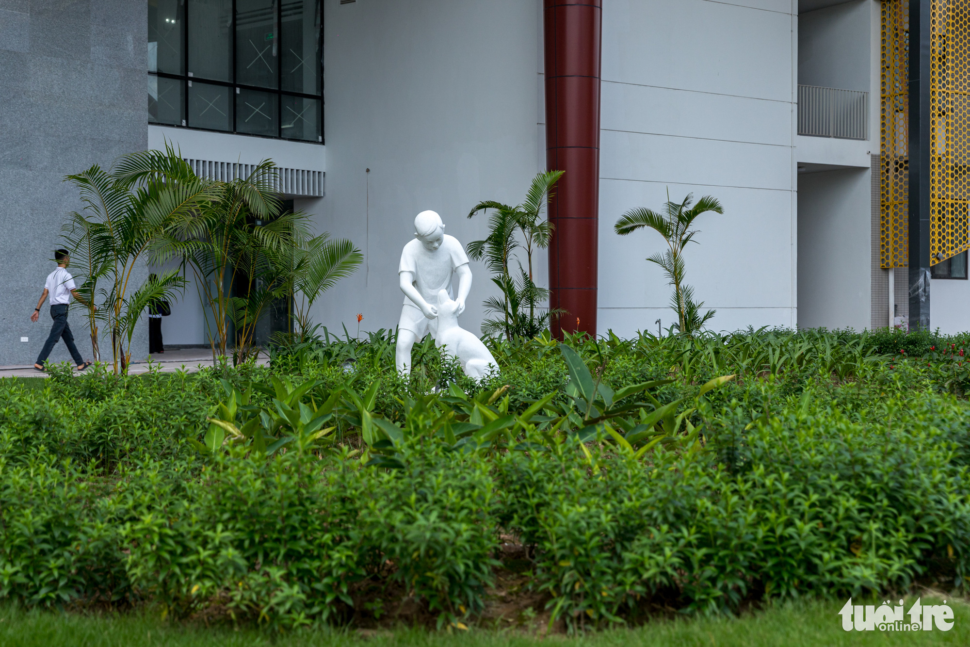 កោតសរសើរវិមានកុមារហាណូយ ដែលមានតម្លៃជាង ១៣០០ពាន់លានដុង ជិតនឹងសម្ពោធ - រូបថត ៦. Các hạng mục như không gian xanh, đèn đường, ghế nghỉ trong khuôn viên đã được hoàn thiện - Ảnh: DANH KHANG