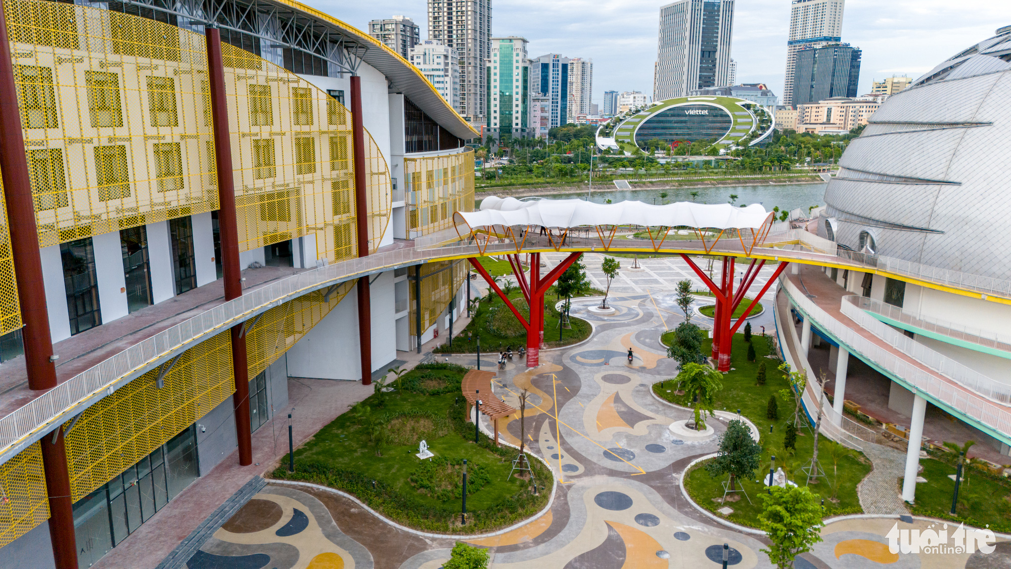 កោតសរសើរវិមានកុមារហាណូយ ដែលមានតម្លៃជាង ១.៣០០ ពាន់លានដុង ជិតនឹងសម្ពោធ - រូបថត ២. Khu A và khu B nối nhau bởi một cái cầu- Ảnh: DANH KHANG