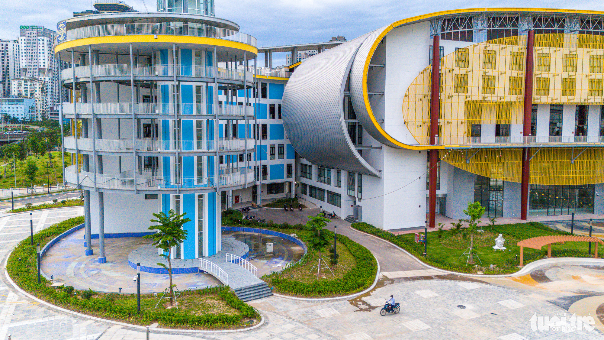 កោតសរសើរវិមានកុមារហាណូយ ដែលមានតម្លៃជាង ១.៣០០ពាន់លានដុង ជិតនឹងសម្ពោធ - រូបថត ១១. Công trình gồm hai khu: Khu A với nhà hát 800 chỗ, rạp chiếu phim 3D/4D 200 chỗ, và CLB nghệ thuật; khu B bao gồm văn phòng, thể thao, học tập, nhà thi đấu, bể bơi, tháp thiên văn, và thư viện - Ảnh: DANH KHANG