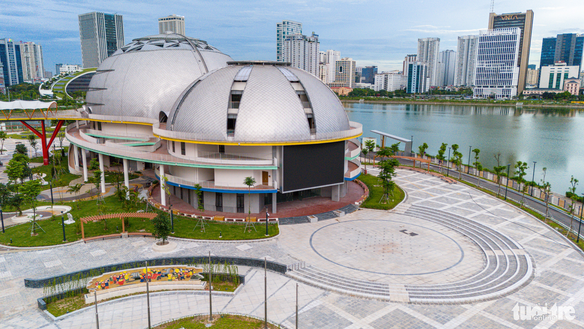 កោតសរសើរវិមានកុមារហាណូយ ដែលមានតម្លៃជាង ១.៣០០ ពាន់លានដុង ជិតនឹងសម្ពោធ - រូបថត ៨. Hình dáng khu A - Ảnh: DANH KHANG