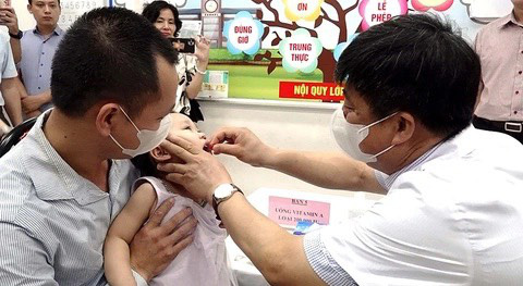 TP.HCM: Triển khai chiến dịch bổ sung vitamin A cho trẻ- Ảnh 1. Các y bác sĩ cho trẻ uống vitamin A liều cao trong chiến dịch bổ sung vitamin A toàn quốc đợt 1 năm 2023 - Ảnh: DƯƠNG LIỄU