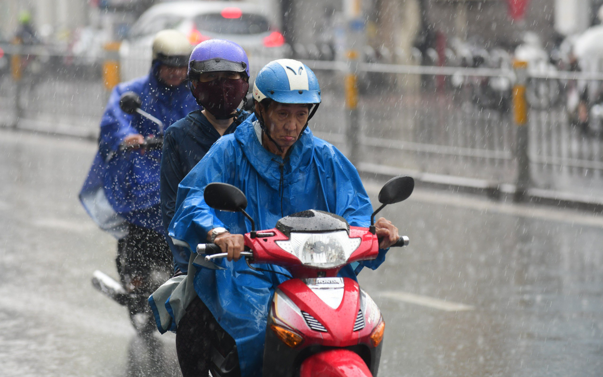 Hai anh em ruột bị lũ cuốn khi đi qua suối- Ảnh 3. Thời tiết hôm nay 31-5: Ngày cuối tháng khắp nơi mưa to, riêng Trung Bộ nắng nóng