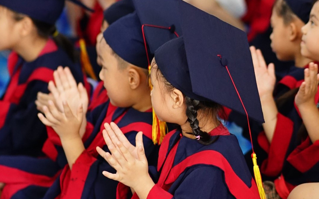 Trích lương 'ba cọc ba đồng', cô giáo trẻ tự mua quà khen tặng trò cuối năm- Ảnh 4. Phụ huynh xin đóng thêm 2 phần quỹ lớp và câu nói chạm trái tim cô giáo