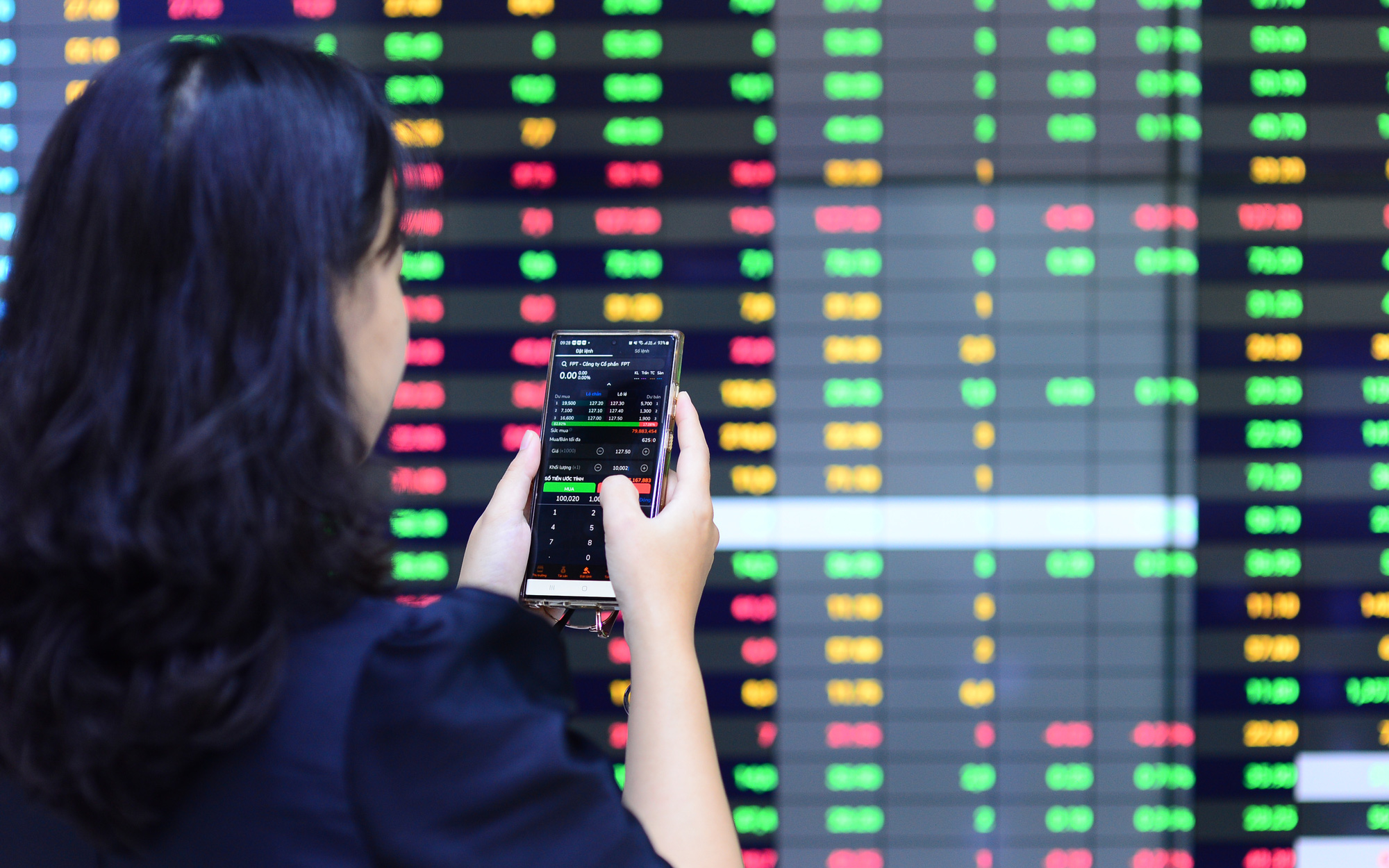 Khối ngoại bán ròng 4 tỉ USD, quỹ 'tay to' ở Việt Nam nói về lý do- Ảnh 4. Chứng khoán giằng co: Khối ngoại bán ròng quyết liệt, dòng tiền lớn bao giờ hết lưỡng lự?
