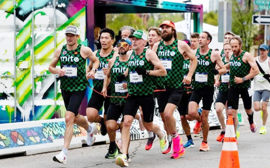 Runner 60 tuổi lập kỷ lục Guinness chạy marathon với đồ bơm hơi - Ảnh 3.