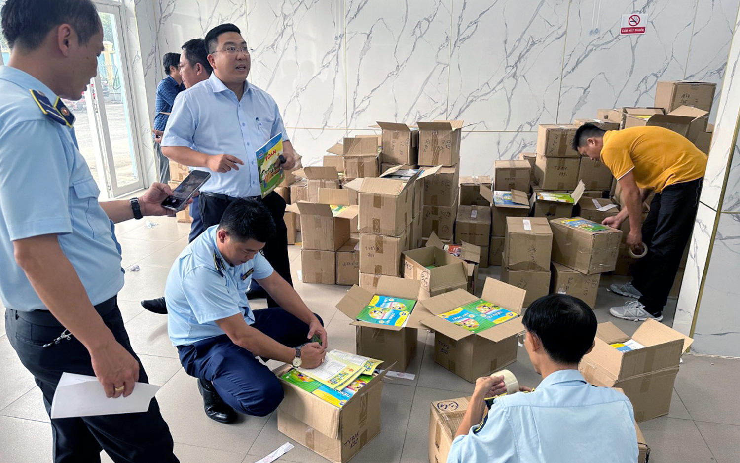 Hô biến kem đánh răng trẻ em, mỹ phẩm hết hạn thành hàng mới- Ảnh 4. Tạm giữ hơn 33.000 cuốn sách giáo khoa nghi là hàng giả