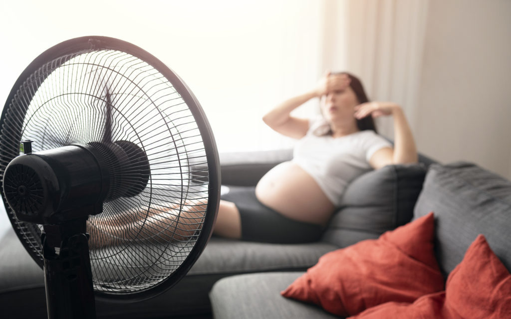 Cứu sống mẹ con sản phụ sinh non ngay trên xe ô tô - Ảnh 2.