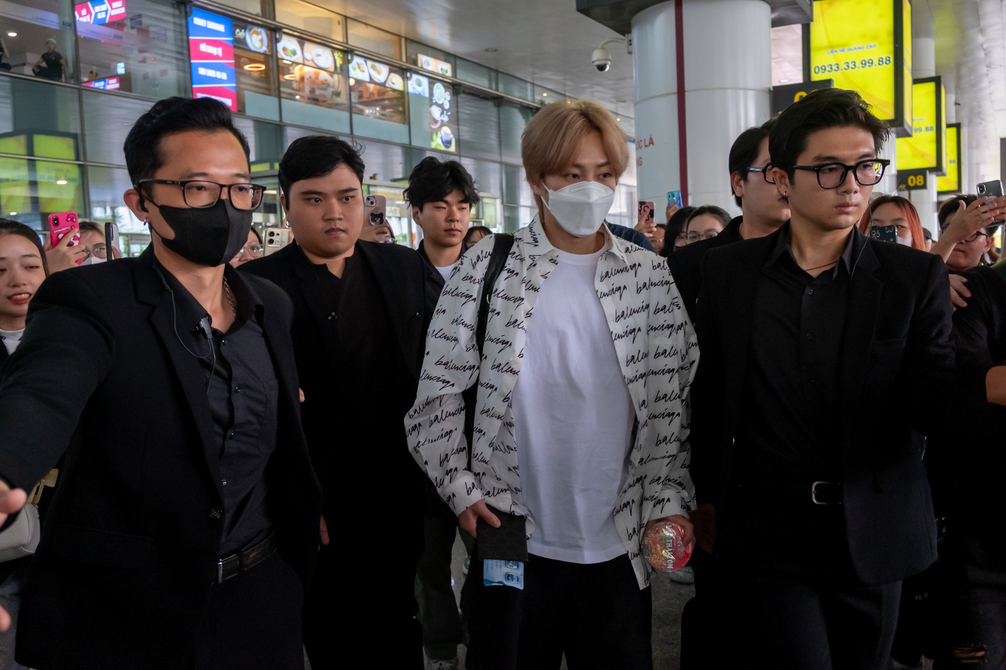 ノイバイ空港でベトナムファンから提供されたインスタントラーメンを手に持つシウミン - 写真：NVCC