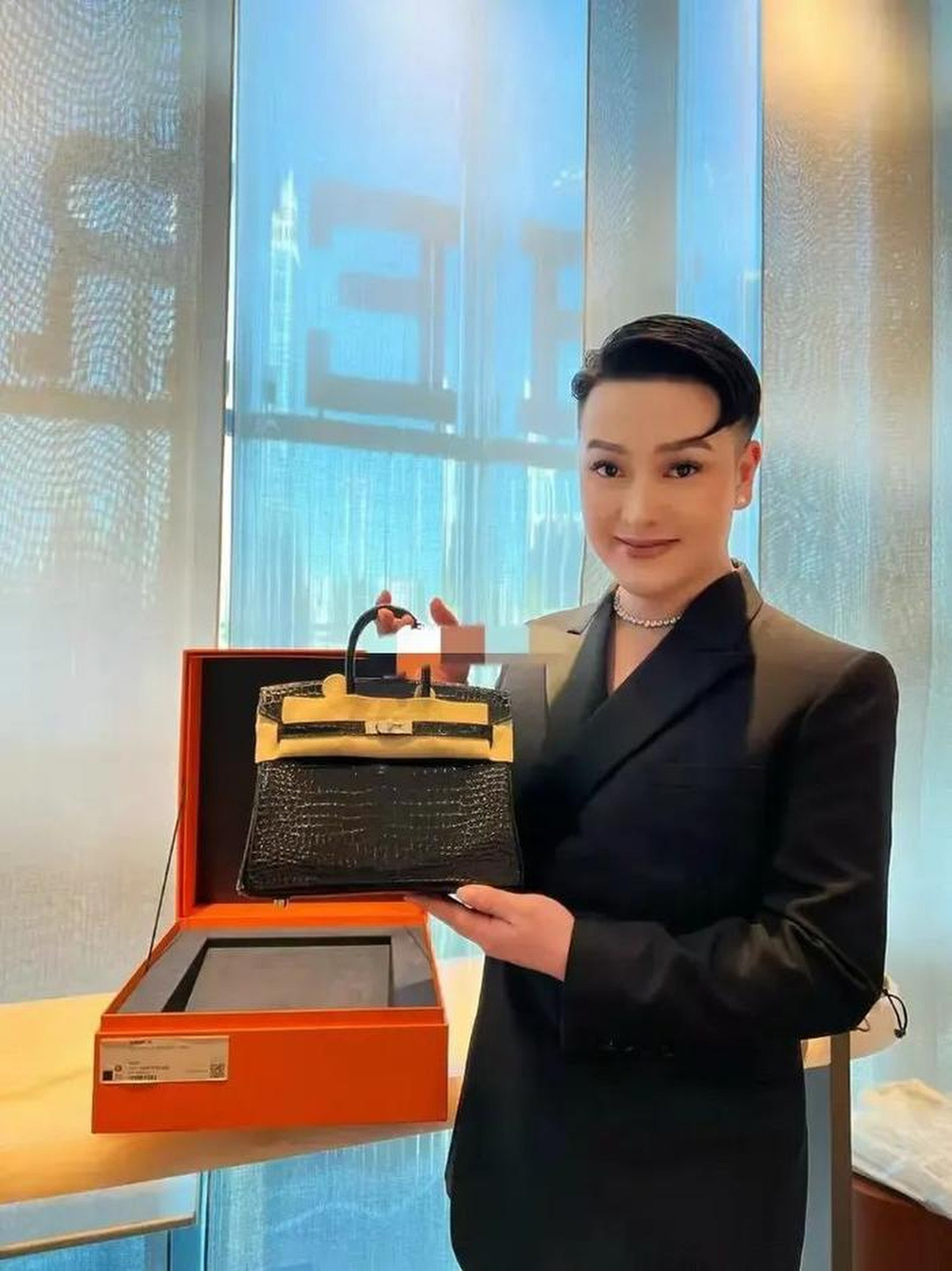 Bo Gongzi ឆ្កួតនឹងទំនិញប្រណិត វាយឫកតាមអ៊ីនធឺណិតជាញឹកញាប់និយាយពីមិត្តប្រុសអ្នកមាន - រូបភាព៖ ស៊ីណា Bo Gongzi cuồng đồ hiệu, kiêu ngạo trên mạng và thường nói về bạn trai giàu có của mình - Ảnh: Sina