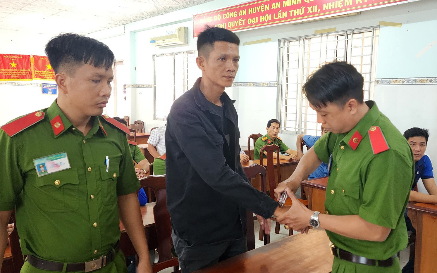 Bắt 2 nghi phạm bao chiếm,