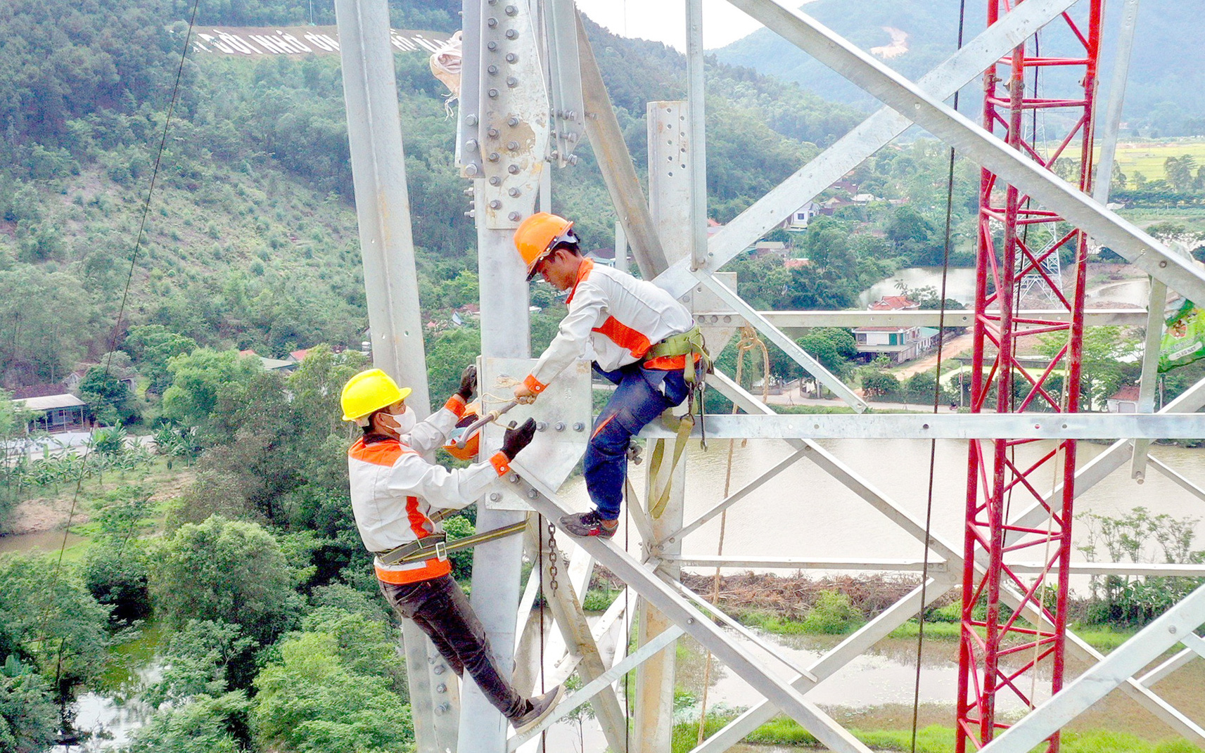Tăng tốc đường dây 500kV, Thủ tướng yêu cầu huy động nhân lực địa phương- Ảnh 2. Huy động tổng lực để đưa điện ra miền Bắc
