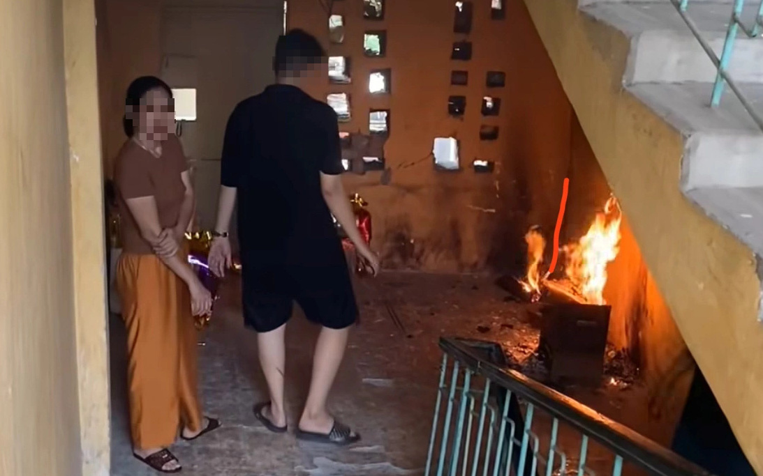 Bị nhắc vì đốt vàng mã ở cầu thang khu tập thể, người phụ nữ nói