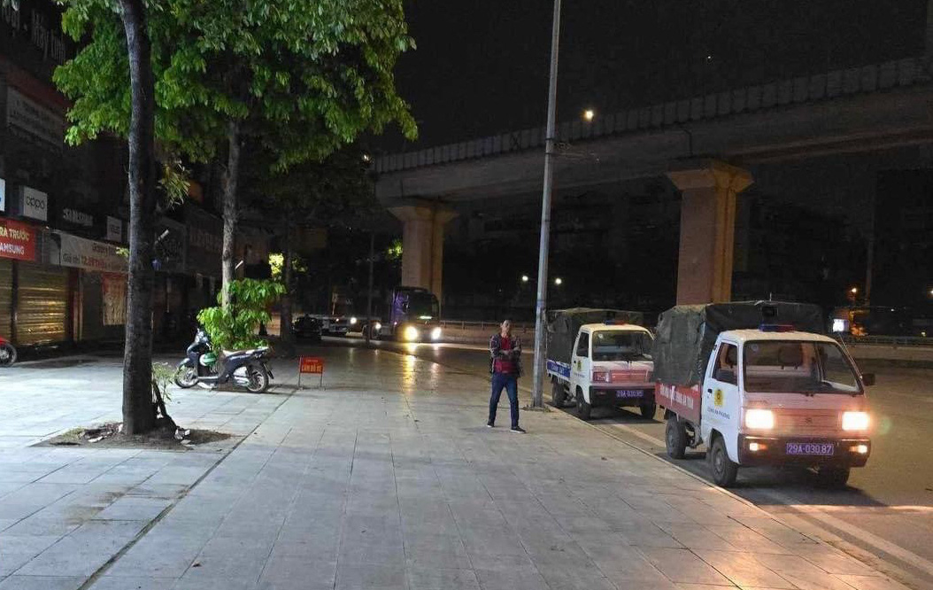 Thi thể trẻ sơ sinh trong túi ni lông, treo trên thân cây giữa phố Hà Nội