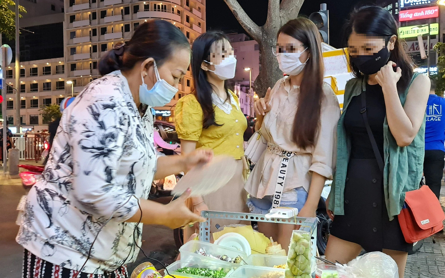 Thu nhập liên tục giảm, người trẻ chờ sale mới mua sắm- Ảnh 4. Dân mạng bàn rôm rả câu chuyện cô gái sống ở TP.HCM lương 10 triệu, tiết kiệm được 3 triệu