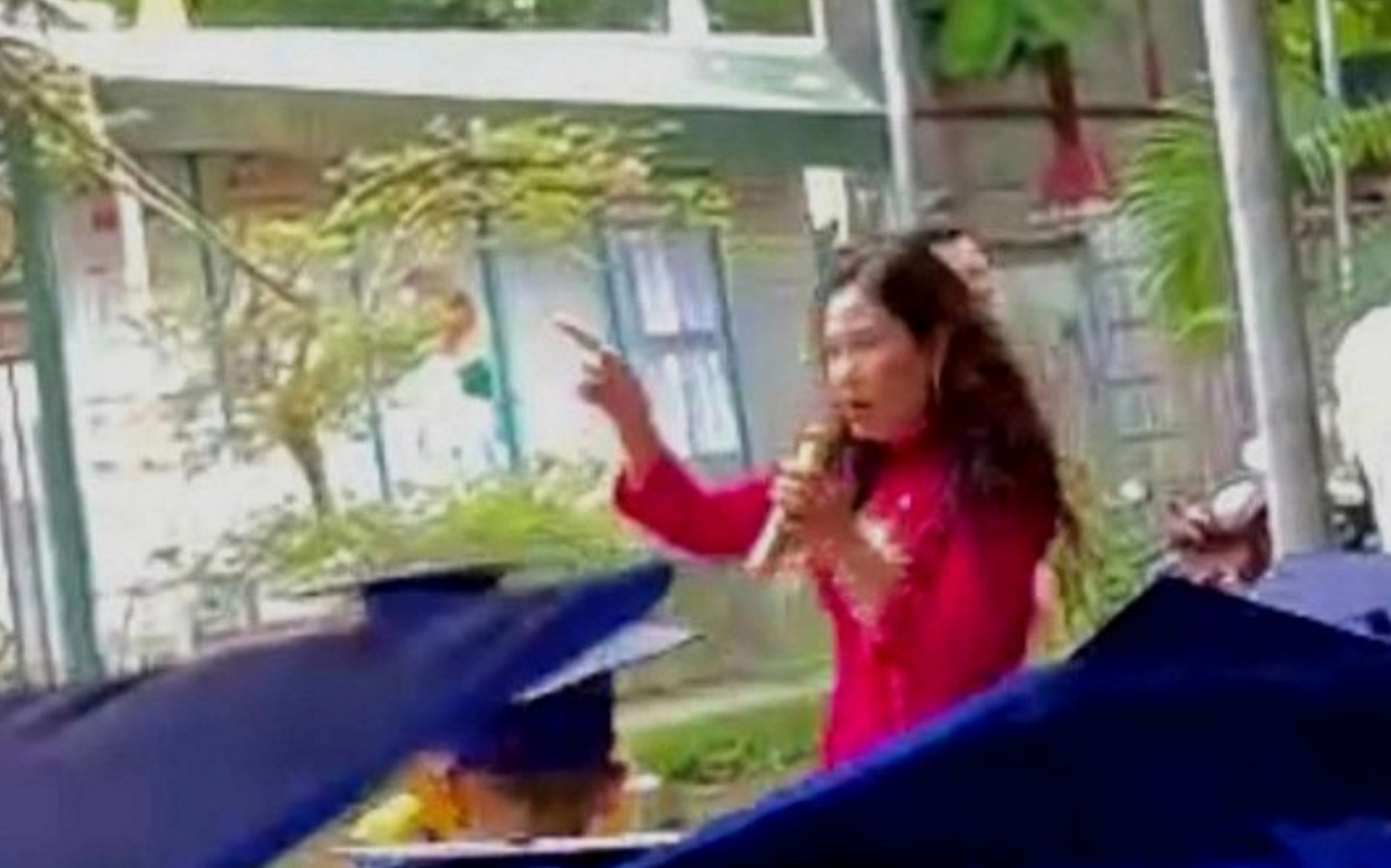 Trưởng hội phụ huynh nói gì về việc đưa chuyện khuất tất xã hội hóa trong lễ tổng kết?- Ảnh 3. Vụ hiệu trưởng chỉ mặt trưởng hội phụ huynh: Chưa ký hợp đồng đã vội cho đóng tủ?