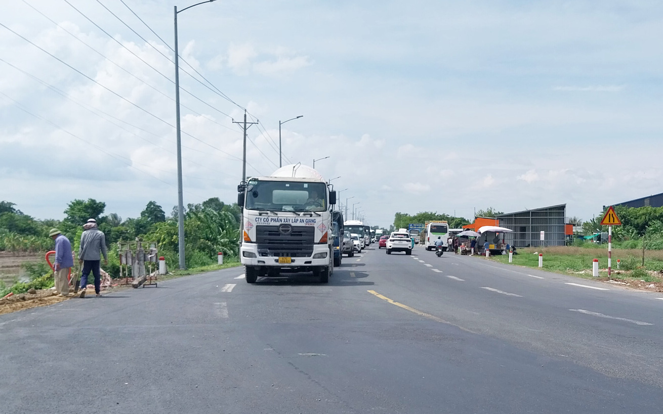 Khánh thành tuyến đường tránh TP Long Xuyên của An Giang- Ảnh 4. Phân luồng xe vào tuyến tránh Long Xuyên để né sạt lở quốc lộ 80