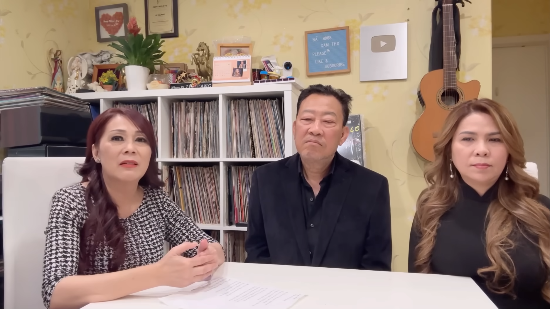 ミュージシャンのレ・クアンさん（中央）と妻のカム・トーさん（右）、番組に登場する友人のカーンさん レ・クアンさんの23年間の物語が今語られる - 写真：YouTubeのキャラクター