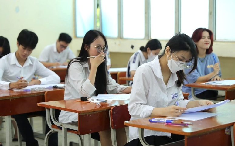Lo thiết bị gian lận công nghệ cao trong kỳ thi tốt nghiệp THPT 2024- Ảnh 2. Thi tốt nghiệp THPT 2024: Lượng thí sinh đăng ký bài thi khoa học xã hội tăng 7,7%