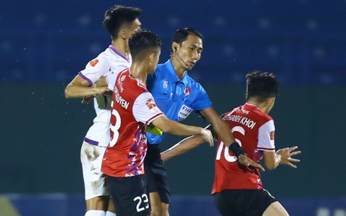HLV Lê Huỳnh Đức: ‘Khán giả ngộ nhận Bình Dương đua vô địch’- Ảnh 2. Trọng tài FIFA can cầu thủ Bình Dương trả đũa