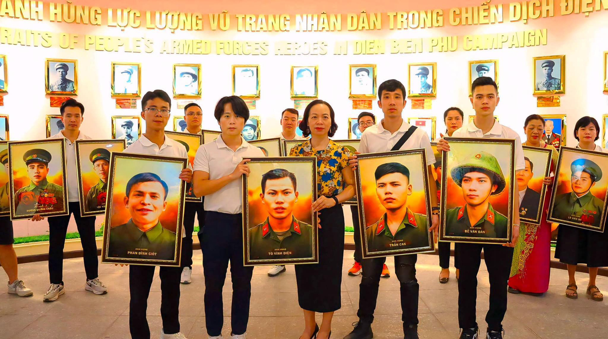Phục dựng ảnh những anh hùng Điện Biên Phủ, nhóm bạn trẻ muốn nói lời tri ân- Ảnh 1. Anh Phùng Quang Trung (người thứ 2 bên phải) cùng ê kíp trao tặng những bức ảnh phục dựng cho Bảo tàng tỉnh Điện Biên - Ảnh: NVCC