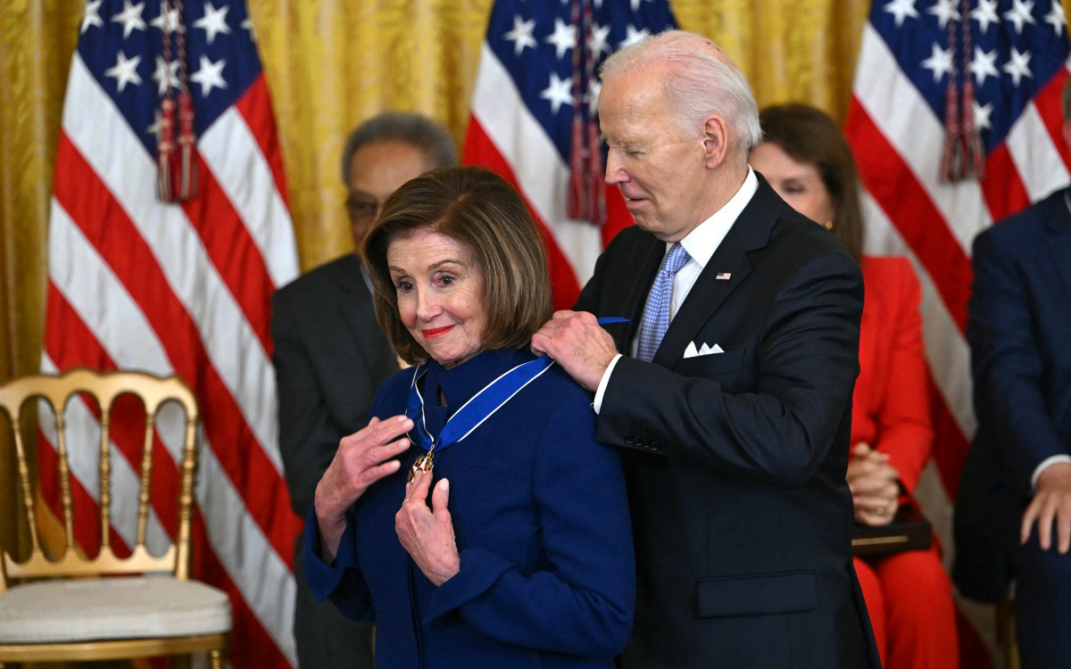 Bị ông Biden nói là 'quốc gia bài ngoại', Nhật và Ấn Độ lên tiếng- Ảnh 2. Ông Biden tặng huân chương, ngầm chỉ trích ông Trump