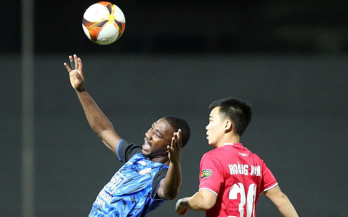 Sông Lam Nghệ An tiến gần suất play-off trụ hạng- Ảnh 2. CLB TP.HCM bắt đầu lo trụ hạng