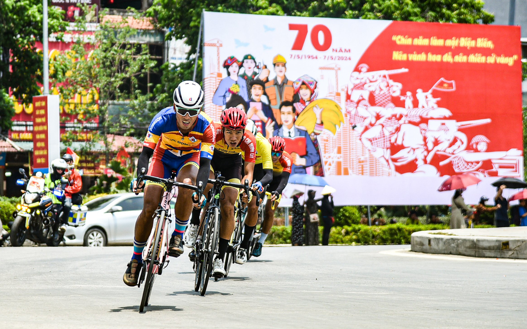 Phạm Lê Xuân Lộc lập kỷ lục tại Giải đua xe đạp về Điện Biên Phủ 2024- Ảnh 6. Tay đua Phạm Lê Xuân Lộc giành lại áo vàng