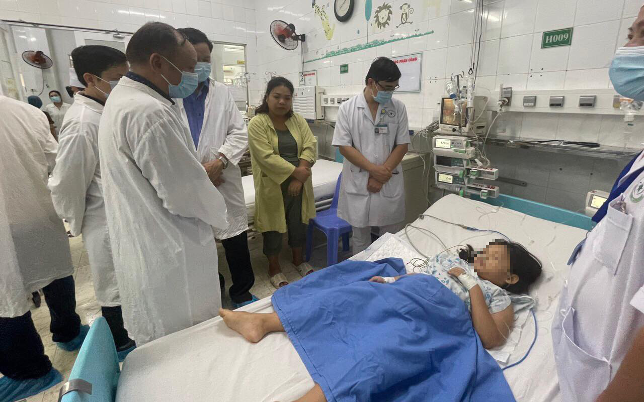 Vụ ngộ độc bánh mì ở Đồng Nai: Còn một bệnh nhi điều trị tại bệnh viện- Ảnh 2. Vụ ngộ độc sau ăn bánh mì ở Đồng Nai: 2 trẻ tiên lượng rất nặng, đã tăng lên 529 ca