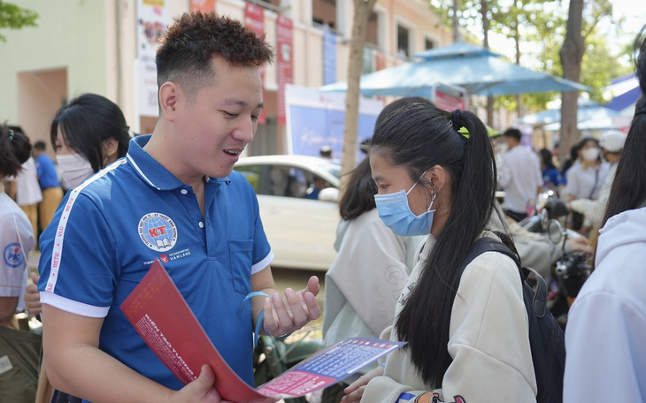 Bình Dương có số lượng thí sinh nhập học đại học nhiều nhất- Ảnh 2. Học bạ dưới 5 điểm/môn cũng đậu đại học: Đừng để vơ bèo vạt tép