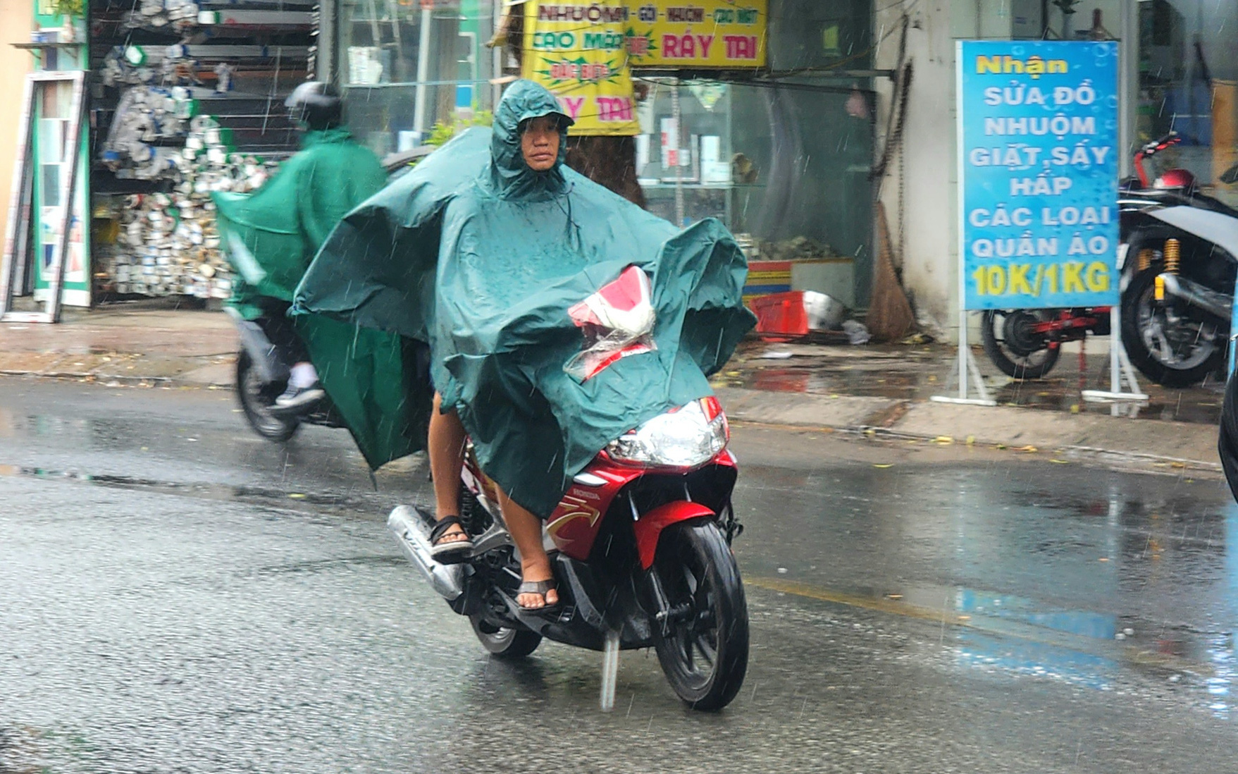 Cả ngày mong ngóng, dân mạng hẫng hụt đếm... giọt mưa- Ảnh 4. Đêm nay, TP.HCM mưa dông nửa thành phố
