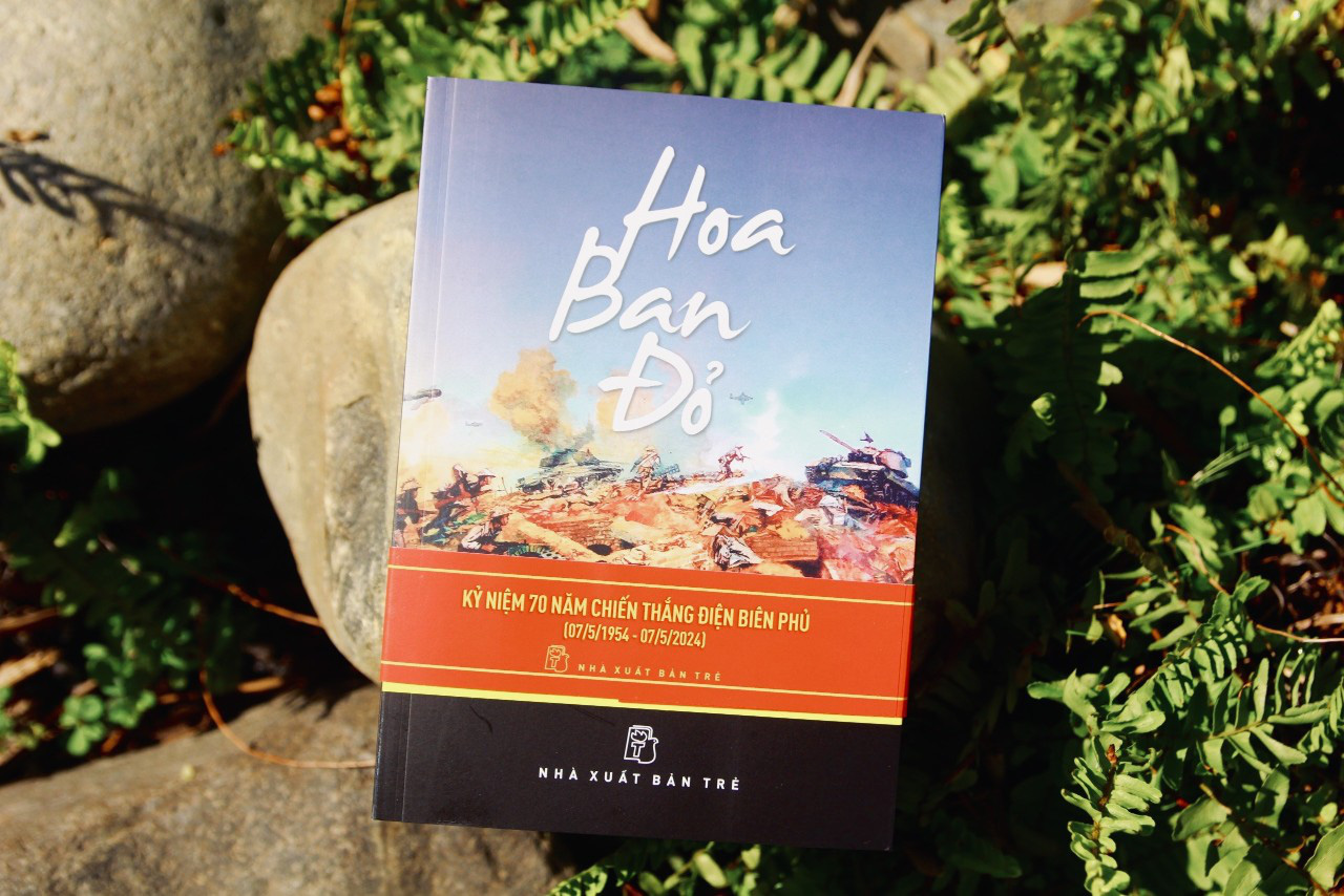 Quyển sách Hoa ban đỏ của tác giả Hữu Mai - Ảnh: NXB Trẻ Quyển sách Hoa ban đỏ của tác giả Hữu Mai - Ảnh: NXB Trẻ