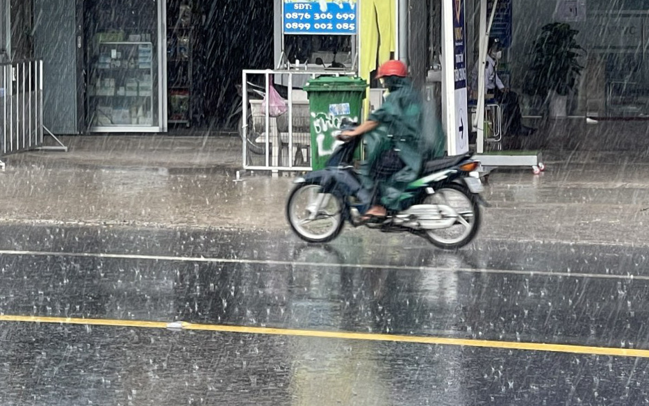 Thời tiết hôm nay 5-5: Mưa nhỏ giọt mấy ngày qua, người dân Nam Bộ mong mưa nhiều hơn- Ảnh 2. Nhiều nơi ở miền Tây có 'mưa vàng' sau bao ngày nắng đổ lửa