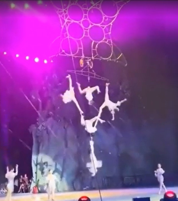 中国のサーカス出演者、ロープにつかまりながら10フィート転落、死亡 - 写真：クリップより