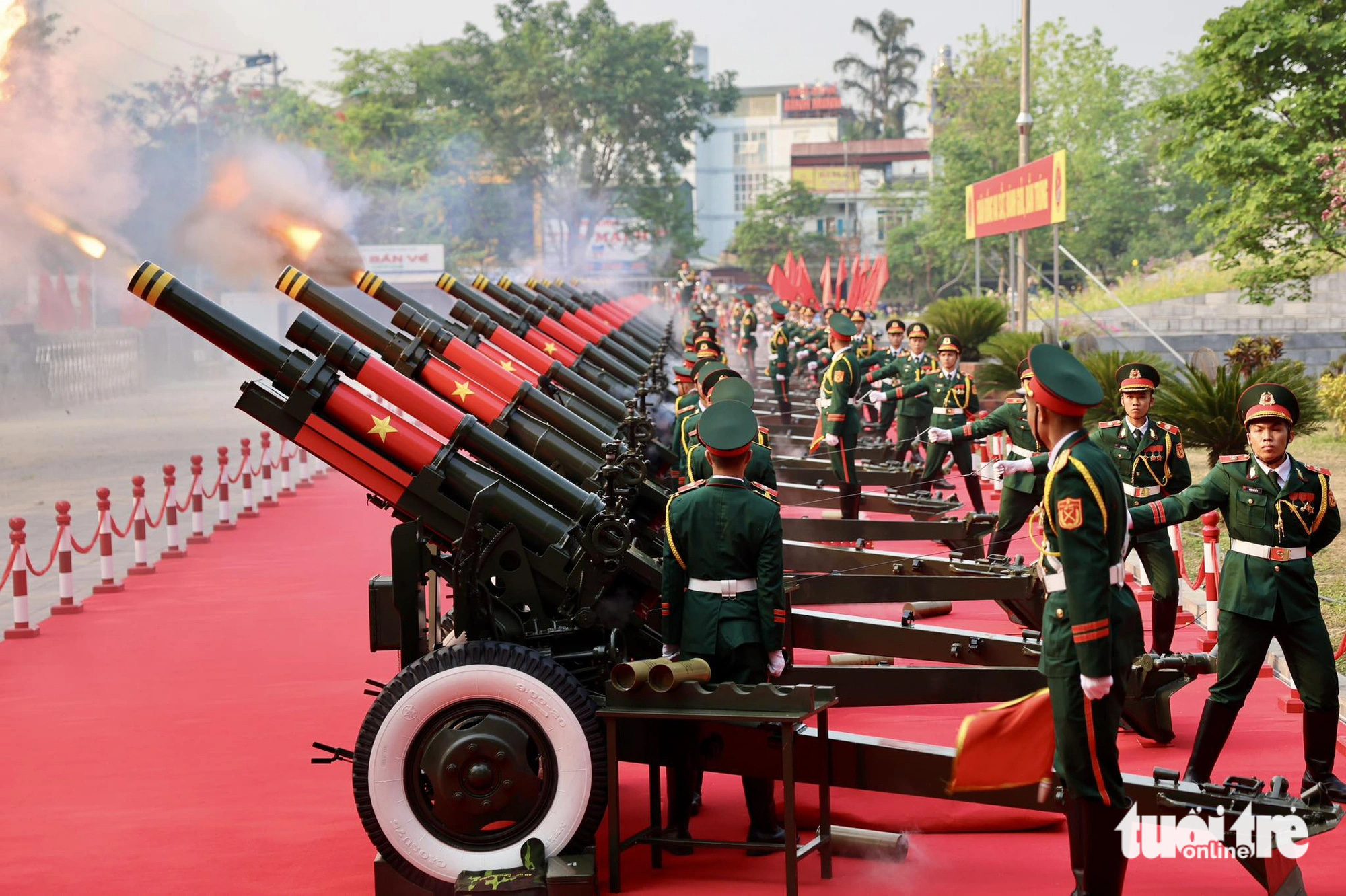 Lễ kỷ niệm 70 năm chiến thắng Điện Biên Phủ được bắt đầu bằng loạt 21 phát đại bác rền vang trên nền nhạc Quốc ca. Có tất cả 15 khẩu pháo 105 mm được tập kết tại Bảo tàng Chiến thắng Điện Biên Phủ (Điện Biên) - Ảnh: NGUYỄN KHÁNH