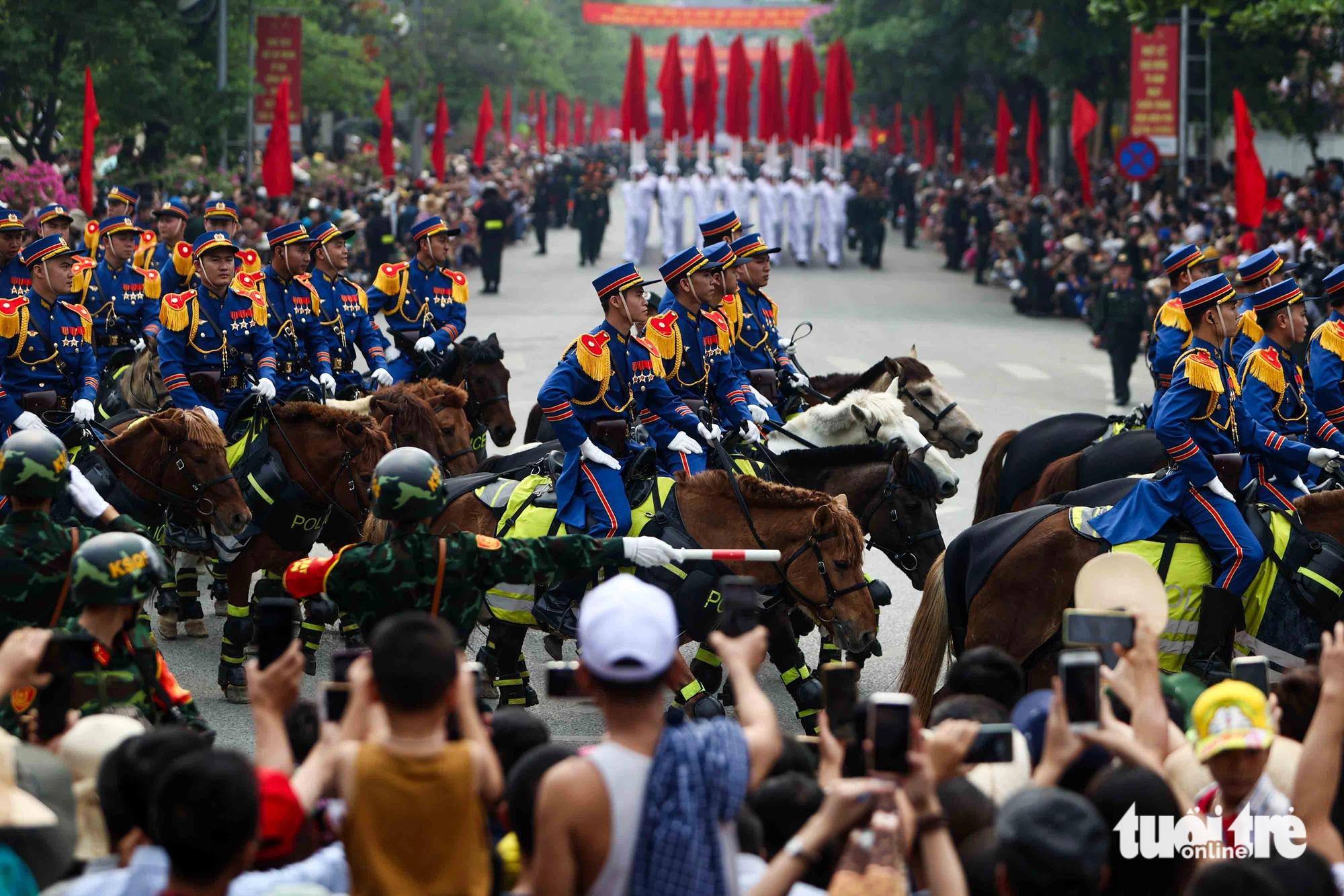 Lực lượng Cảnh sát cơ động Kỵ binh di chuyển thành các đội hình trên đường phố. Khối cảnh sát cơ động kỵ binh, đơn vị có chức năng huấn luyện, sử dụng ngựa nghiệp vụ đấu tranh, phòng chống tội phạm, đặc biệt tại các khu vực có địa hình phức tạp, vùng sâu, vùng xa - Ảnh: NGUYỄN KHÁNH