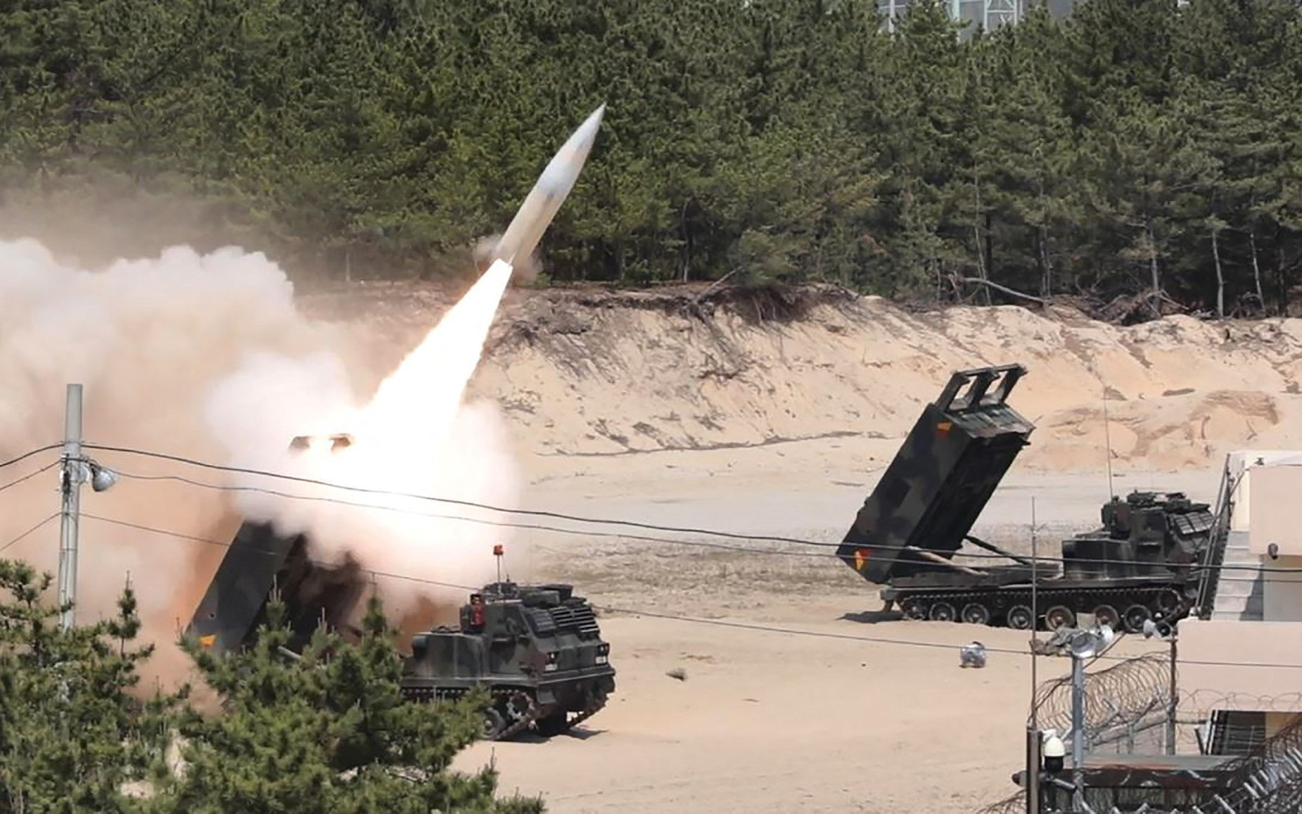 Ông Lavrov: Nga không thấy khác biệt nào giữa Đảng Cộng hòa và Đảng Dân chủ của Mỹ- Ảnh 3. Nga tuyên bố hạ 15 tên lửa tầm xa ATACMS Mỹ cung cấp cho Ukraine