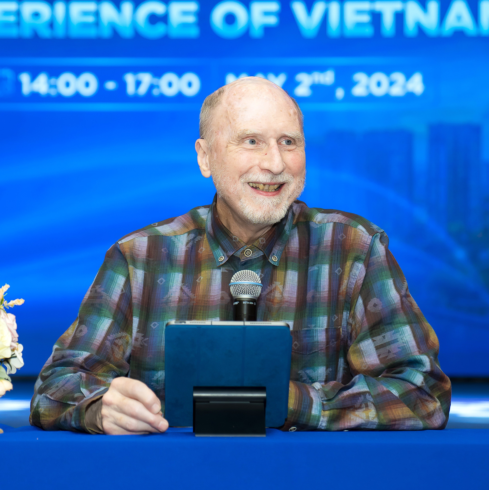 Nhà văn đoạt giải Pulitzer năm 1993: Việt Nam đã tạo nên tôi- Ảnh 1. Nhà văn Robert Olen Butler trong buổi chia sẻ tại Trường ĐH Hoa Sen ngày 2-5 - Ảnh: HSU