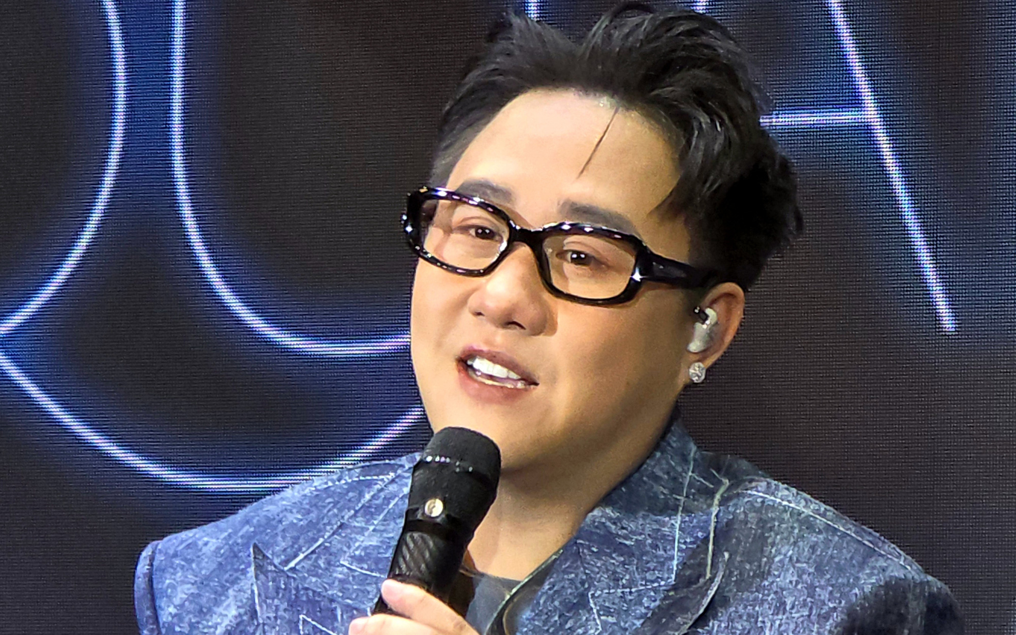 Bùi Anh Tuấn xuất hiện bất ngờ để cầu hôn trong live concert 1689 của Trung Quân- Ảnh 5. Bùi Anh Tuấn xuất hiện bất ngờ để cầu hôn trong live concert 1689 của Trung Quân- Ảnh 5.