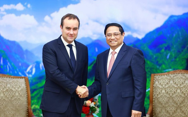 Thủ tướng: Những vùng đất, vị trí đẹp, có lợi thế phải ưu tiên dành cho sản xuất, kinh doanh- Ảnh 2. Thủ tướng Phạm Minh Chính tiếp Bộ trưởng Bộ Quân đội Pháp