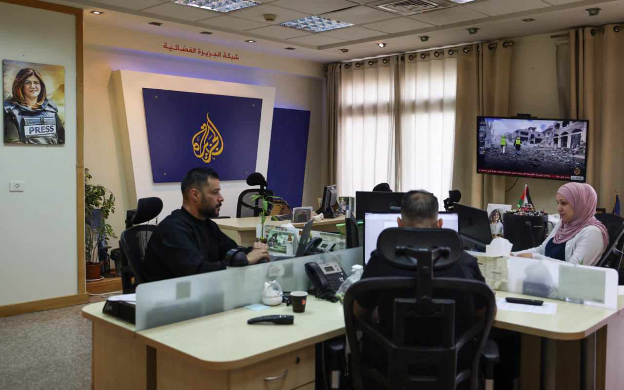 Dân Israel phóng hỏa, cơ quan Liên Hiệp Quốc phải đóng cửa- Ảnh 3. Israel đóng cửa văn phòng Đài Al Jazeera, Liên Hiệp Quốc phản ứng