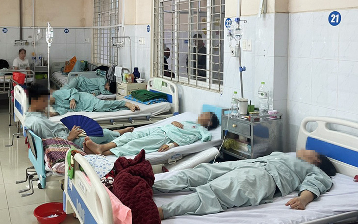 Học sinh ở TP.HCM nghi bị ngộ độc, có trường cùng lúc 82 học sinh nghỉ học- Ảnh 2. Ngộ độc bánh mì và câu chuyện quản lý