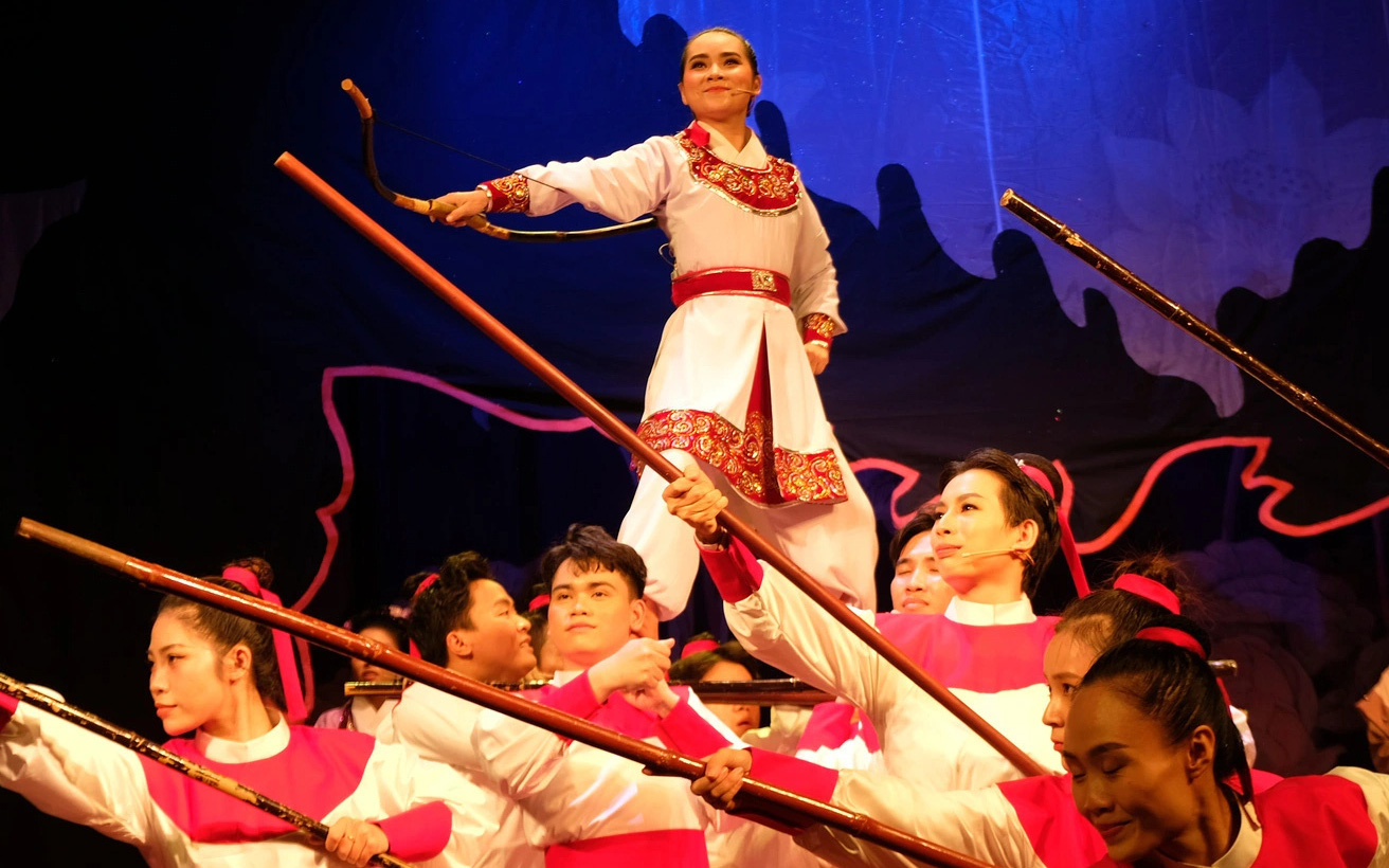 Kịch thiếu nhi thì nhiều, cải lương thiếu nhi vẫn khó- Ảnh 2. Lá cờ thêu 6 chữ vàng nhạc kịch dân ca Nam Bộ diễn cho khán giả nhí hè năm nay