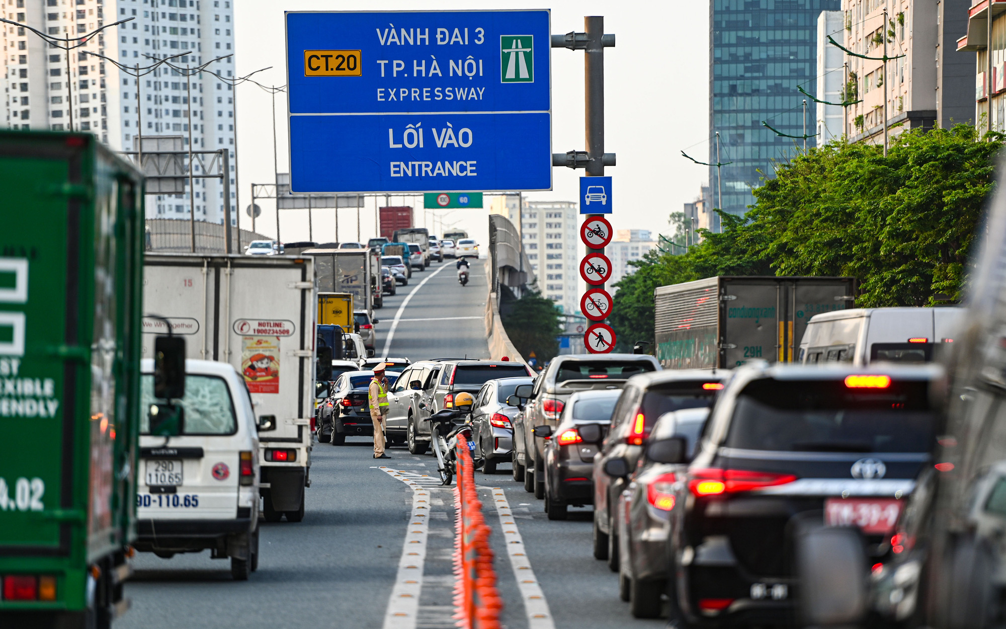 Bị ô tô tông trúng, xe máy bốc cháy ngùn ngụt trên phố Hà Nội- Ảnh 2. Luồng xe cộ vẫn
