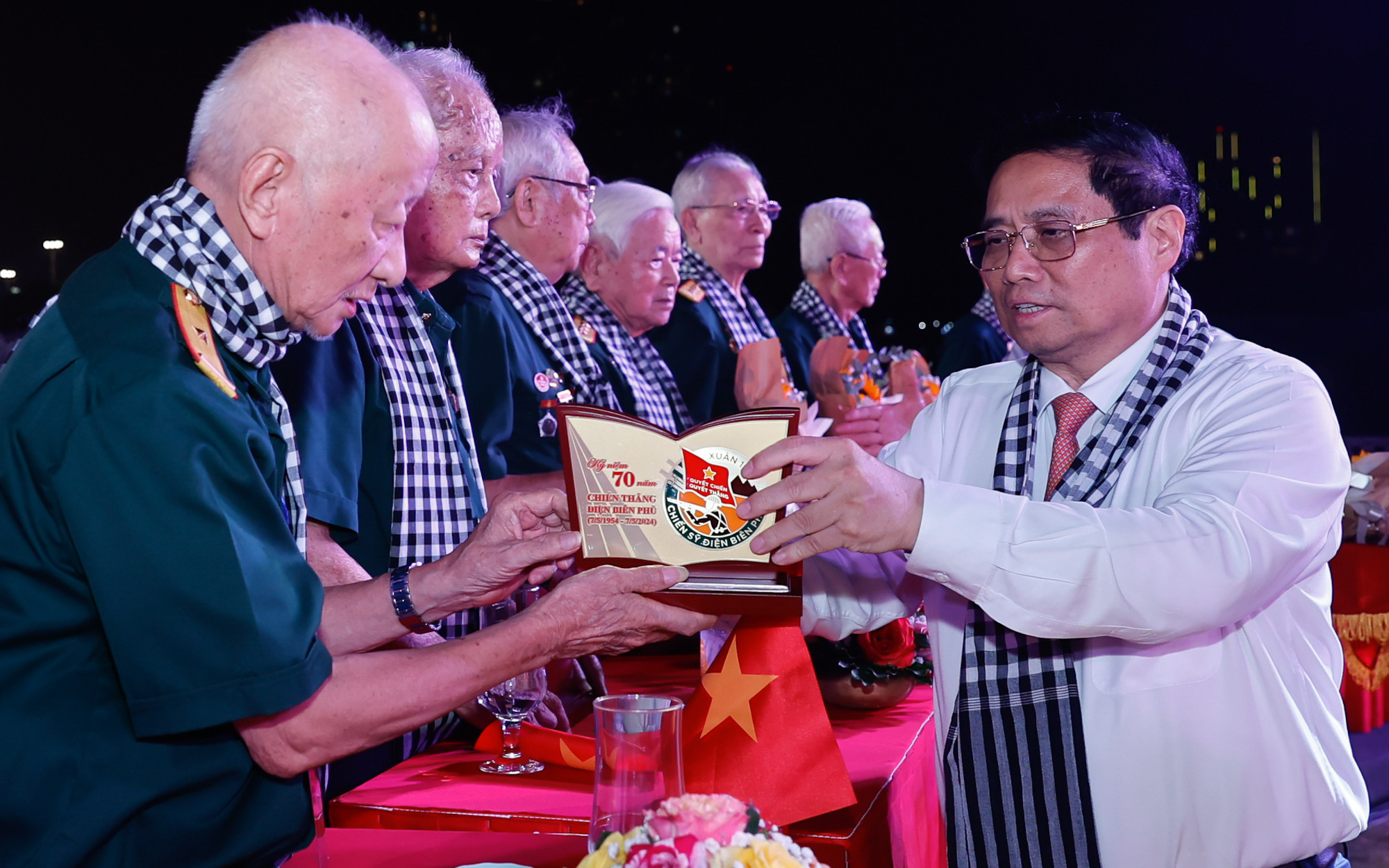 Bảo tàng Chiến thắng Điện Biên Phủ quá tải, tạm ngừng bán vé một tiếng- Ảnh 7. Dưới lá cờ Quyết Thắng, đồng đội Điện Biên Phủ nhận con gái người bạn liệt sĩ làm con nuôi