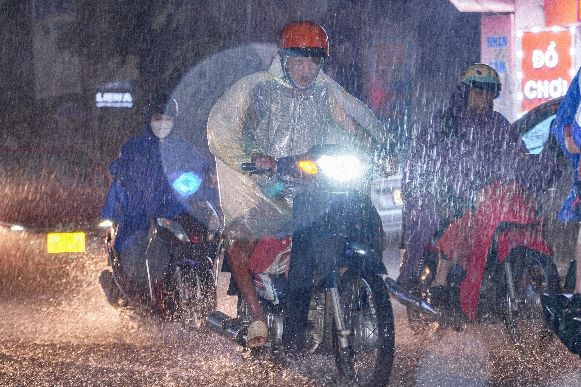 Thời tiết hôm nay 8-5: Nam Bộ mưa rải rác vài nơi, Bắc Bộ mưa rất to- Ảnh 2. Từ đêm 6-5 miền Bắc mưa to, kéo dài cả tuần