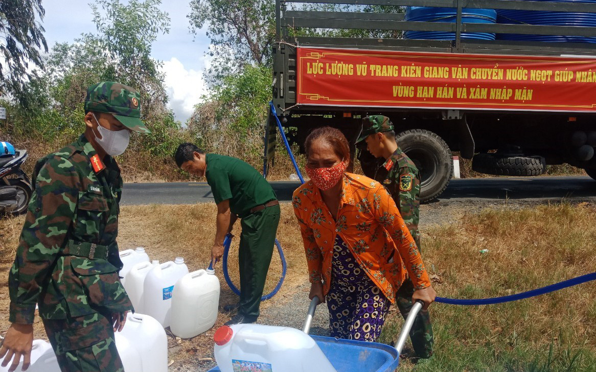 Nhân viên thu tiền nước nhưng không nộp, khách hàng bị cắt nước oan uổng- Ảnh 2. Cấp nước sinh hoạt cho 300 hộ dân vùng hạn mặn ở biên giới