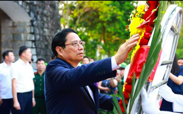 Diễu binh, diễu hành 70 năm Chiến thắng Điện Biên Phủ: Người dân trầm trồ xem kỵ binh trên phố- Ảnh 22. Lãnh đạo Đảng, Nhà nước tri ân các anh hùng liệt sĩ Điện Biên Phủ