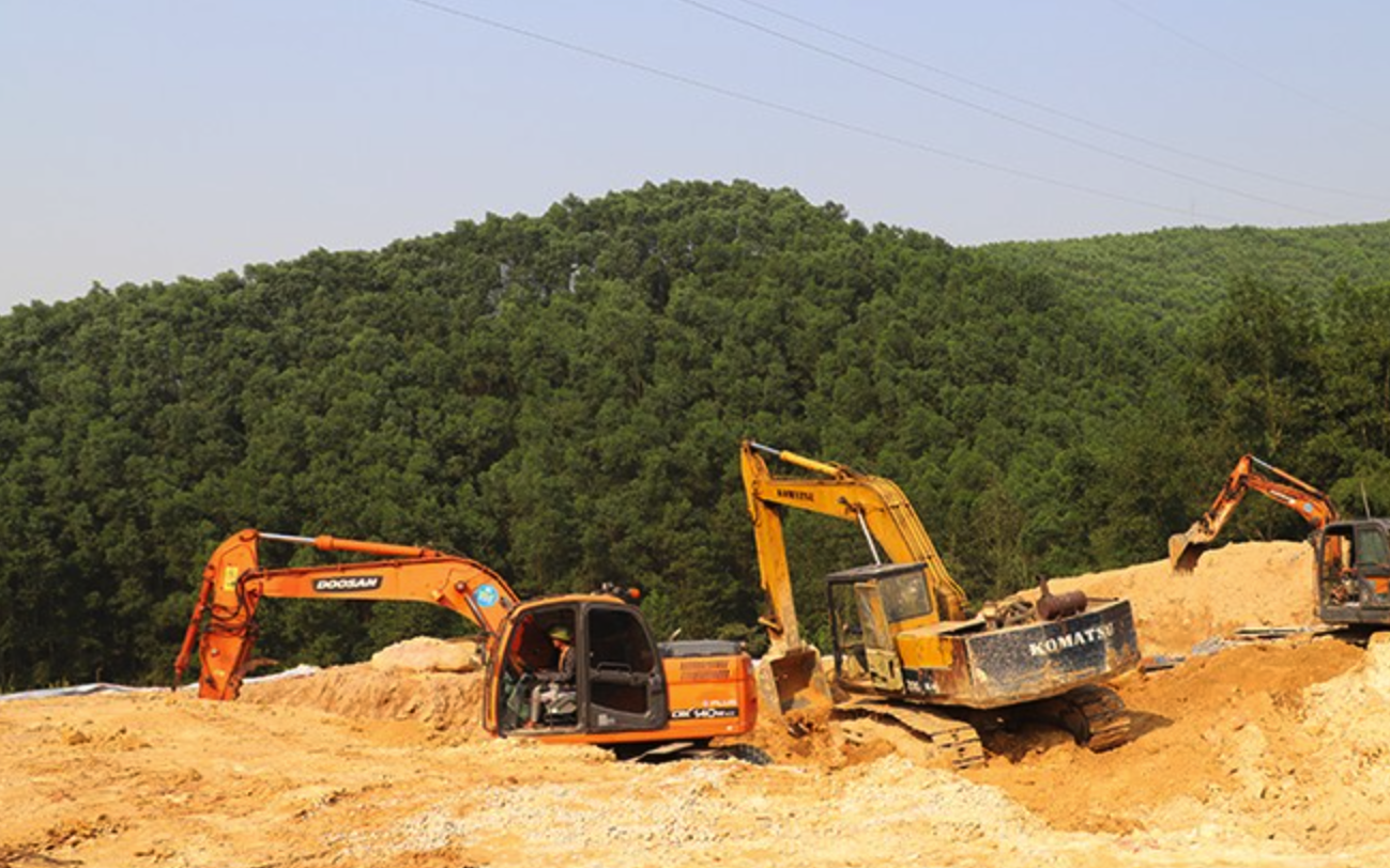 3 người tử vong trong vụ sạt lở đất tại Hà Tĩnh- Ảnh 2. Mưa lớn, lở đất vùi lấp nhiều công nhân làm đường dây 500kV