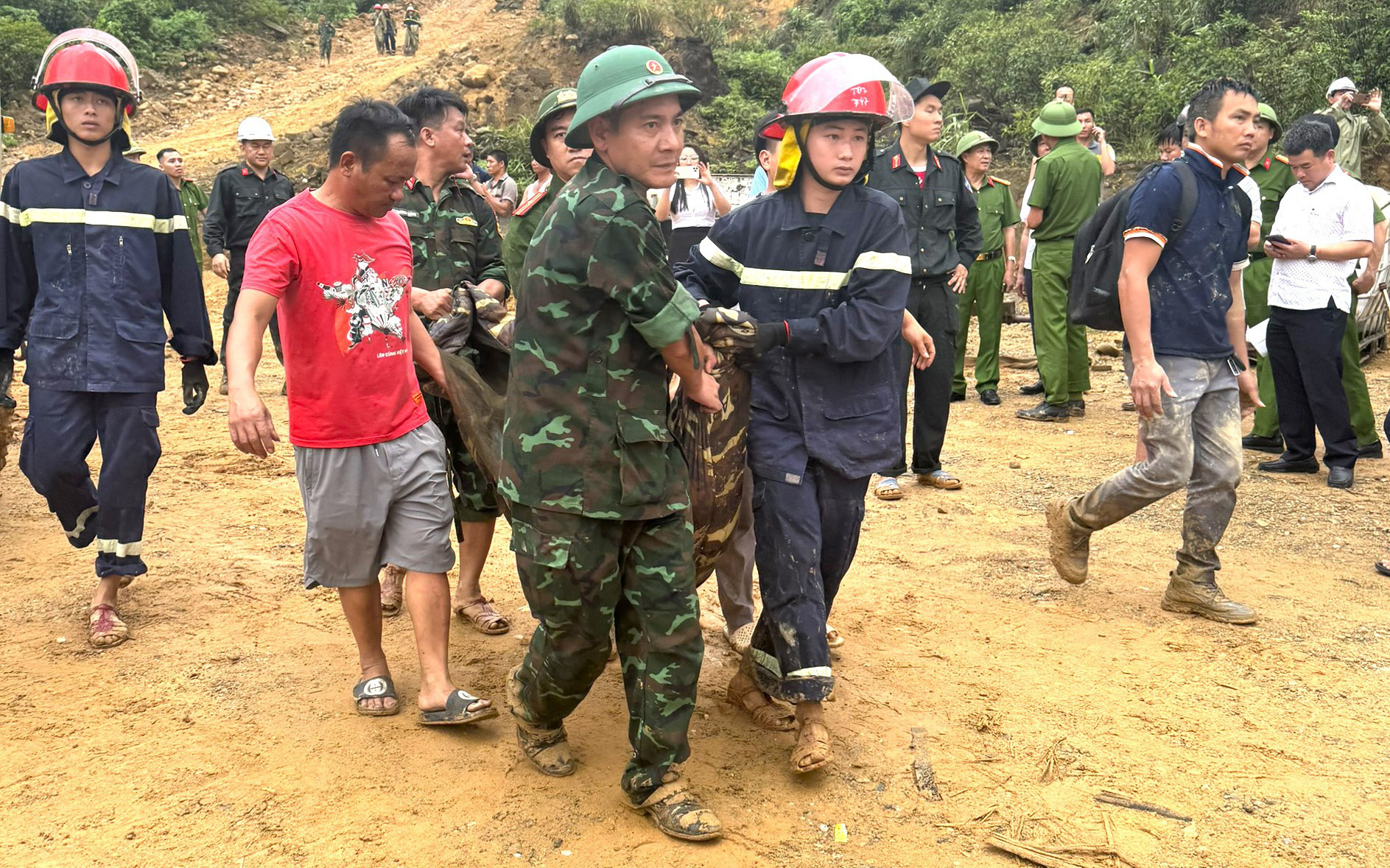 Vụ sạt lở làm 3 công nhân tử vong: Đất đá đổ về quá nhanh, nhiều người không chạy kịp- Ảnh 3. 3 người tử vong trong vụ sạt lở đất tại Hà Tĩnh