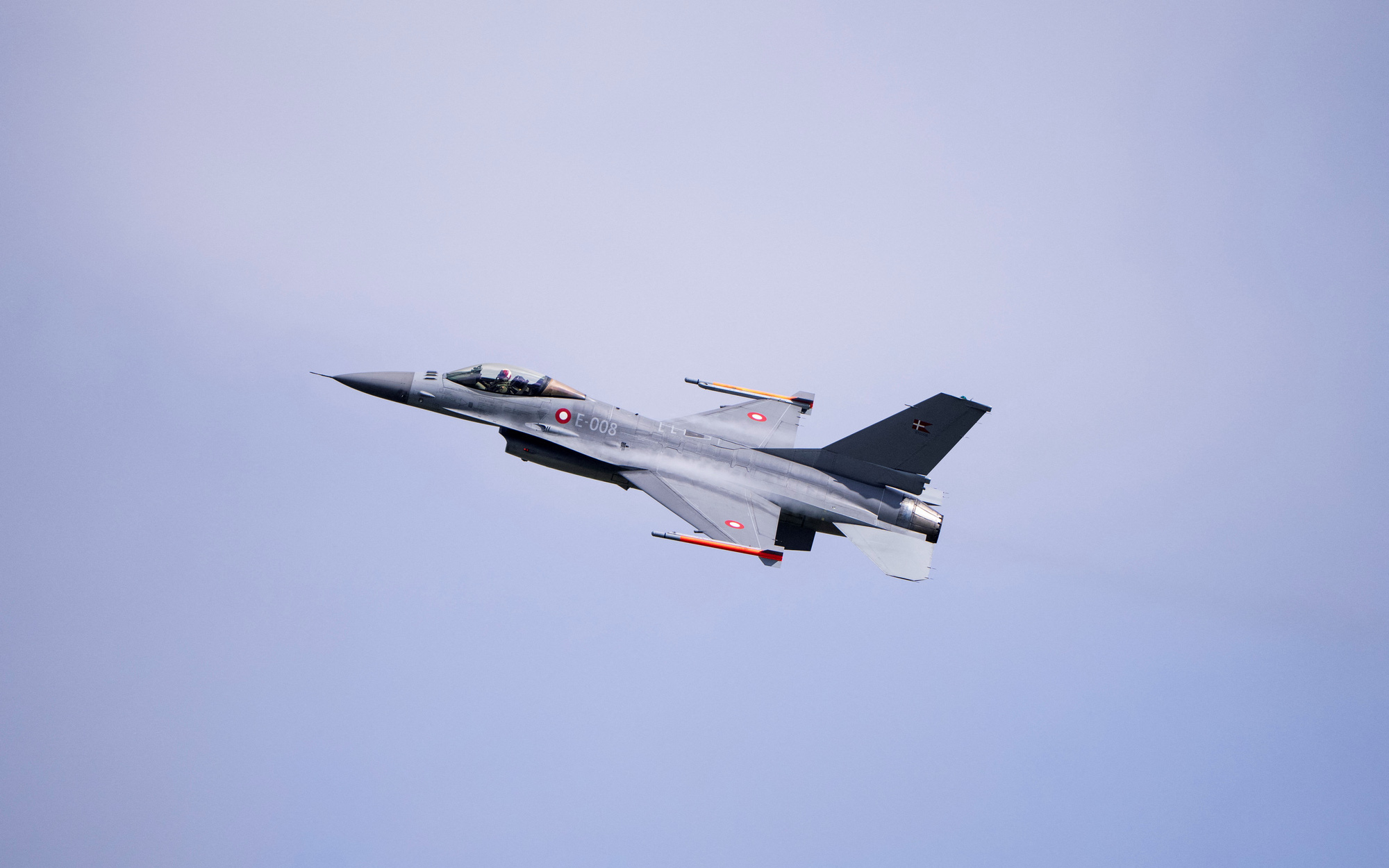 Siêu chiến đấu cơ Su-57 của Nga hư hỏng sau đòn tấn công xa gần 600km của Ukraine- Ảnh 3. Nga xem tiêm kích F-16 ở Ukraine là phương tiện mang vũ khí hạt nhân